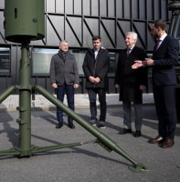 Ministr obrany navštívil společnost ERA v Pardubicích